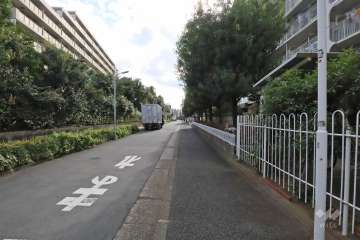 敷地東側の前面道路