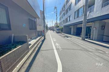 敷地西側の前面道路（北側から）