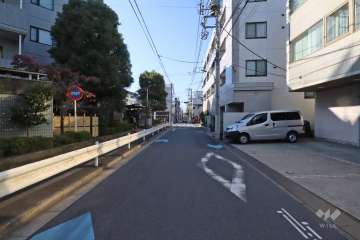 敷地北側の前面道路（東側から）