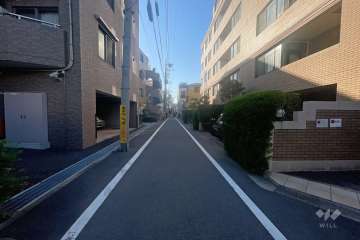 敷地南側の前面道路（東側から）
