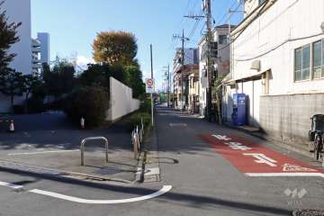 敷地北側の前面道路（東側から）