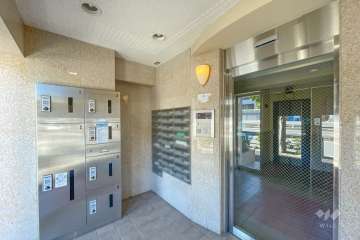 エントランスはオートロック付きです。　