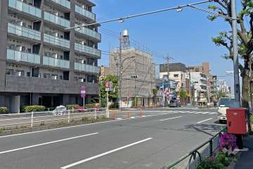 敷地東側の前面道路（南東側から）