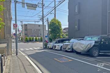 敷地北側の前面道路（西側から）