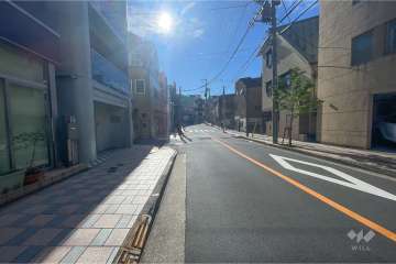 敷地南西側の前面道路（北西側から）