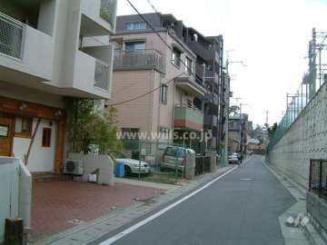 敷地の北側には阪急神戸線が走っています。