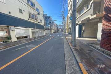 敷地東側の前面道路（北側から）