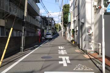 敷地南側の前面道路（西側から)