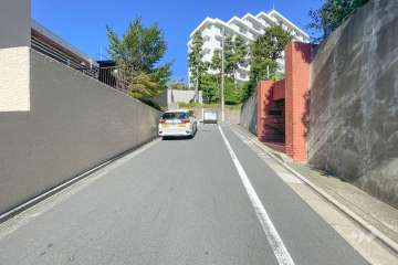 敷地東側の前面道路