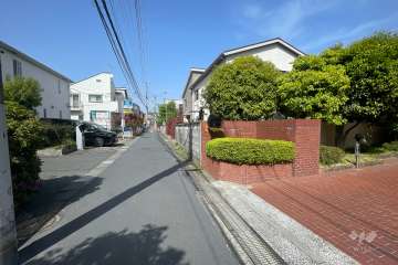 敷地西側の前面道路（南側から）