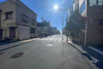 敷地東側の前面道路（北側から）
