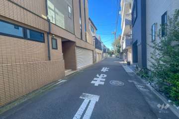 敷地南側の前面道路（東側から）