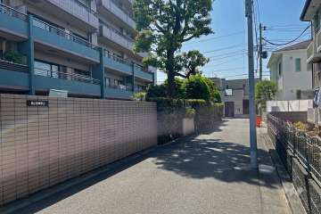 敷地南西側の前面道路（北西側から）