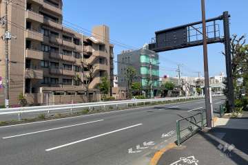 敷地北東側の前面道路（南東側から）