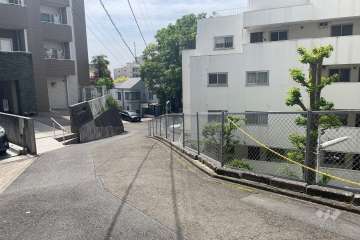 敷地東側の前面道路（北側から）　