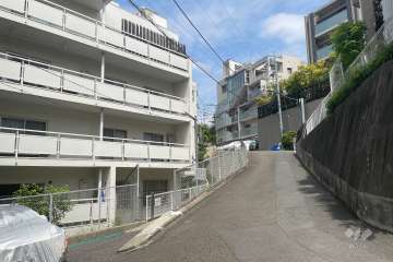 敷地東側の前面道路（南側から）