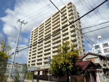 西宮戎前アーバンコンフォートの遠景。敷地北側は国道43号線、南側は浜脇小学校です。