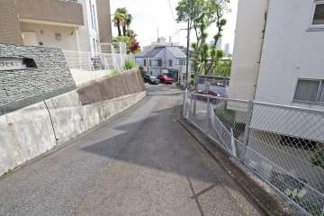 敷地西側の前面道路（北側から）