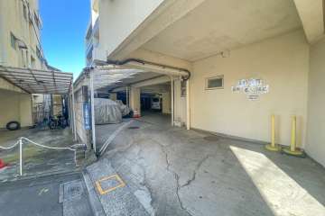 敷地内駐車場（屋内平面式）の出入り口