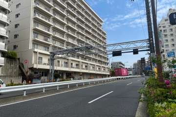 敷地南東側の前面道路（南西側から）