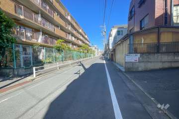 敷地北西側の前面道路（北東側から）