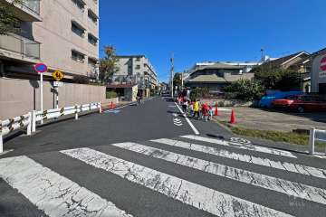 敷地の南東側前面道路（南西側から）