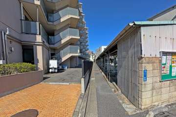 敷地東側の通路（南側から）