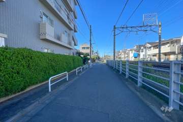 敷地北東側の前面道路　