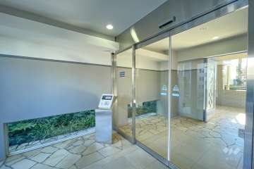 エントランスはオートロック付きです。