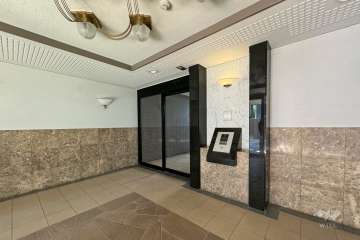 エントランスはオートロック付きです。