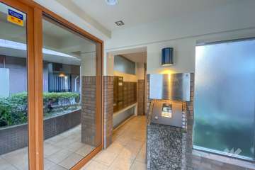 エントランスはオートロック付きです。