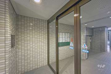 エントランスはオートロック付きです。