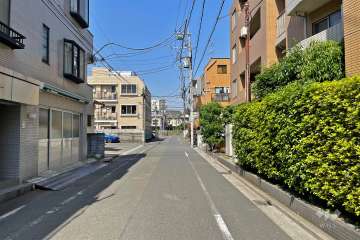 敷地北西側の前面道路（南西側から）