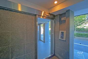 エントランスはオートロック付きです。