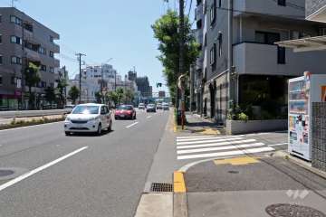 敷地北東側の前面道路（北西側から）