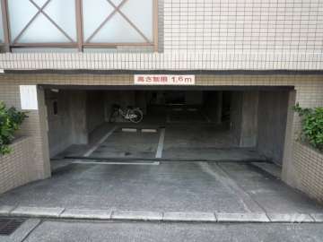 敷地内駐車場（屋内平面式　半地下になっています。）