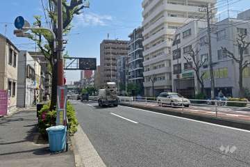 敷地北側の前面道路は中原街道です（西側から）。