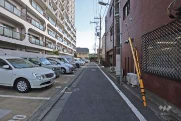 敷地西側の前面道路