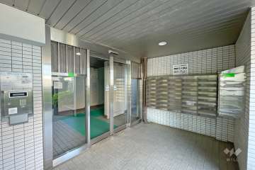 エントランスはオートロック付きです。