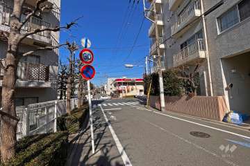 敷地西側の前面道路（南側から）