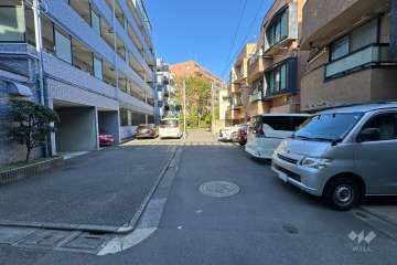 敷地東側の前面道路（南側から）