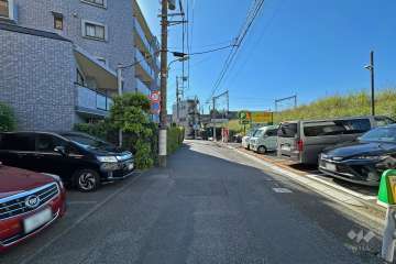 敷地西側の前面道路（北側から）