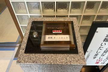 エントランスは夜間オートロック付きです。