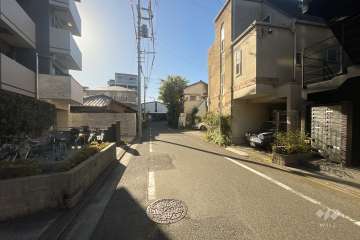 敷地西側の前面道路（北側から）