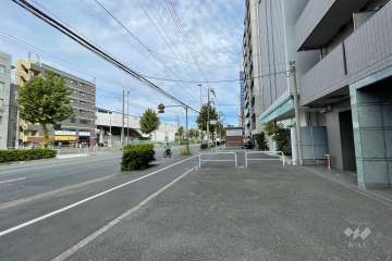 敷地北西側の前面道路（南西側から）