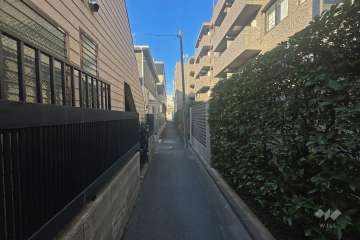 敷地南側の前面道路（東側から）