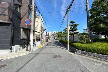 敷地北側の前面道路(西側から)