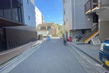 敷地北西側の前面道路（南西側から）