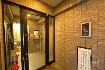 エントランスはオートロック付きです。