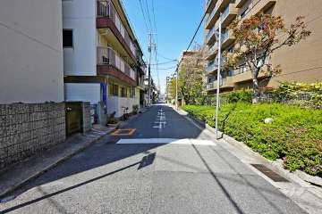 西側前面道路（南側から）